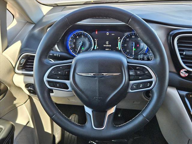 Used 2023 Chrysler Pacifica Touring-L image 15