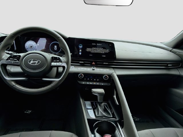 Used 2025 Hyundai Elantra SEL FWD image 21