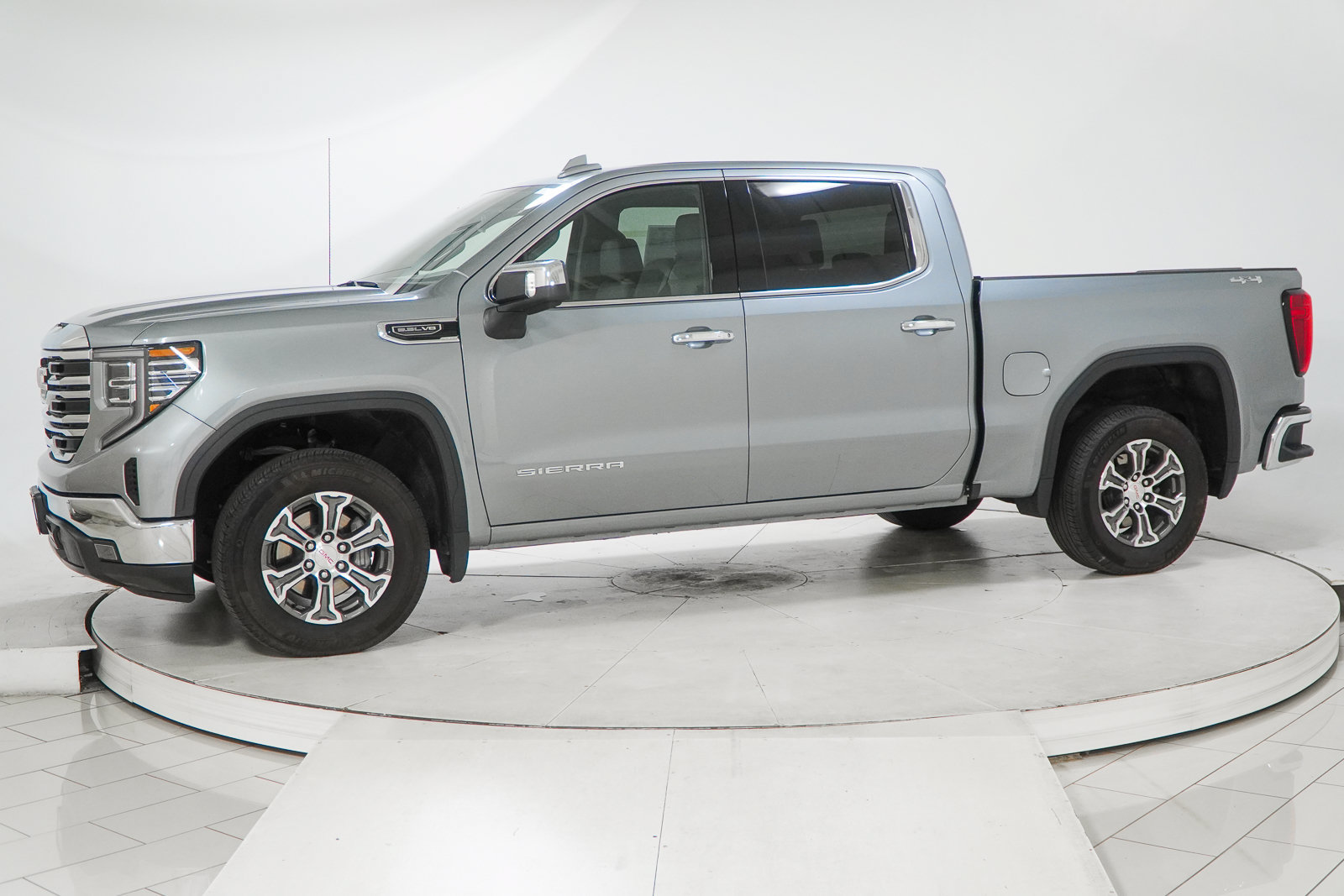 Used 2026 GMC Sierra 1500 SLT AWD/4WD image 4