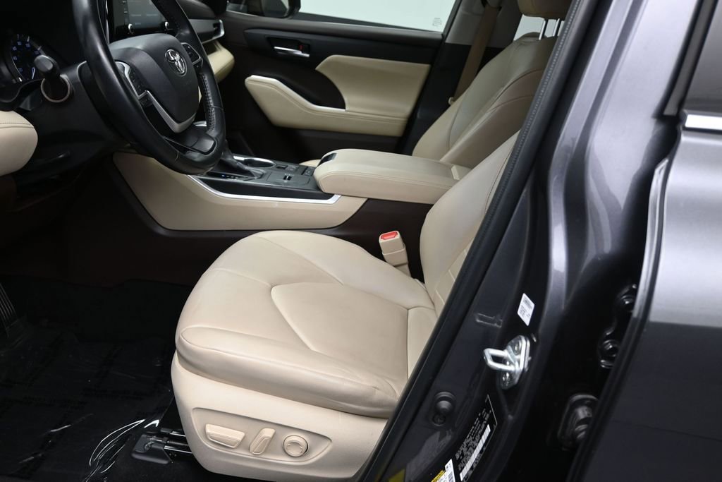 Used 2022 Toyota Highlander XLE FWD image 14