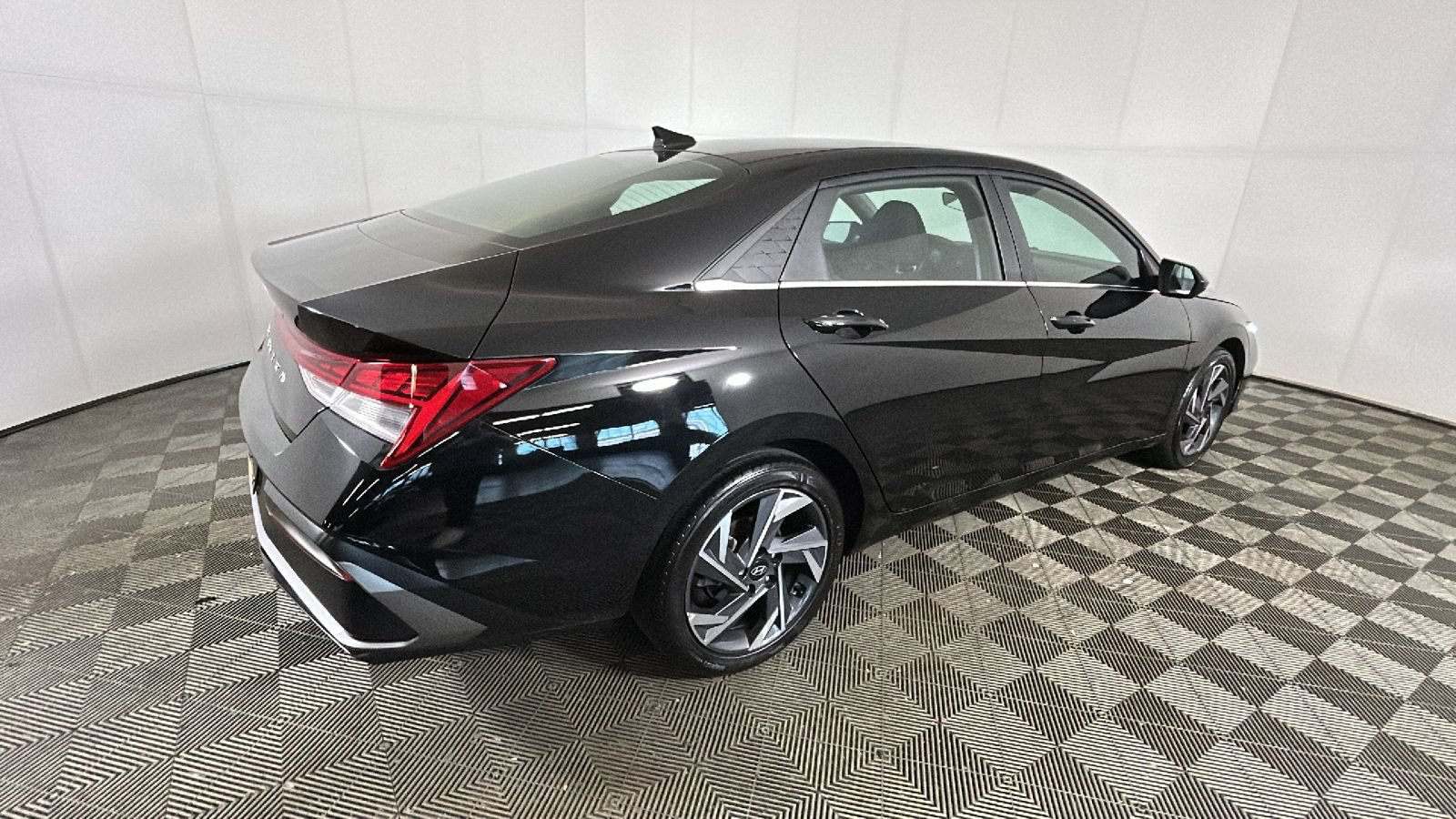 Certified 2024 Hyundai Elantra SEL w/ Convenience Package FWD image 3