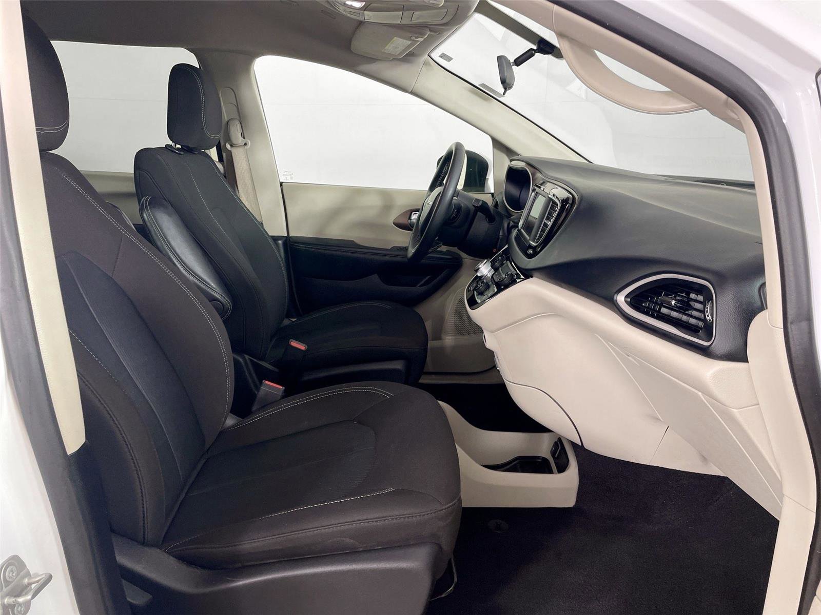 Used 2022 Chrysler Voyager LX image 27