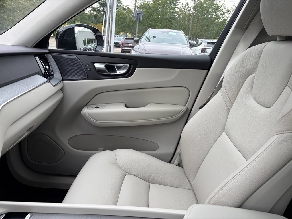 Certified 2025 Volvo XC60 T8 Plus AWD/4WD image 16
