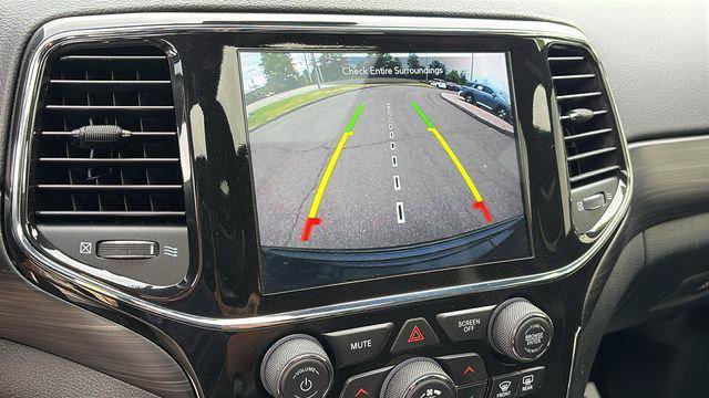 Certified 2022 Jeep Grand Cherokee Laredo X AWD/4WD image 17
