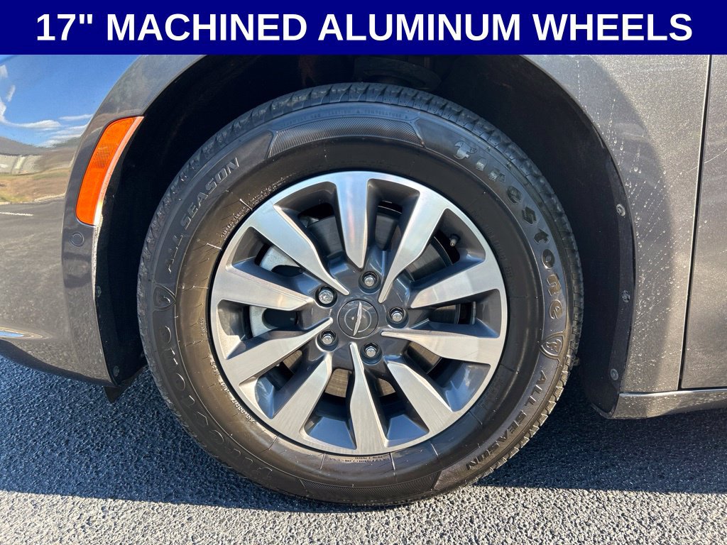 Used 2021 Chrysler Pacifica Touring-L w/ Uconnect Theater Family Group FWD image 11