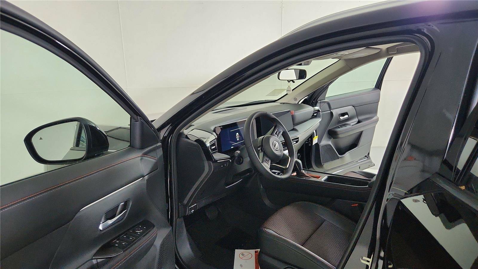 Certified 2025 Nissan Kicks SR FWD image 13