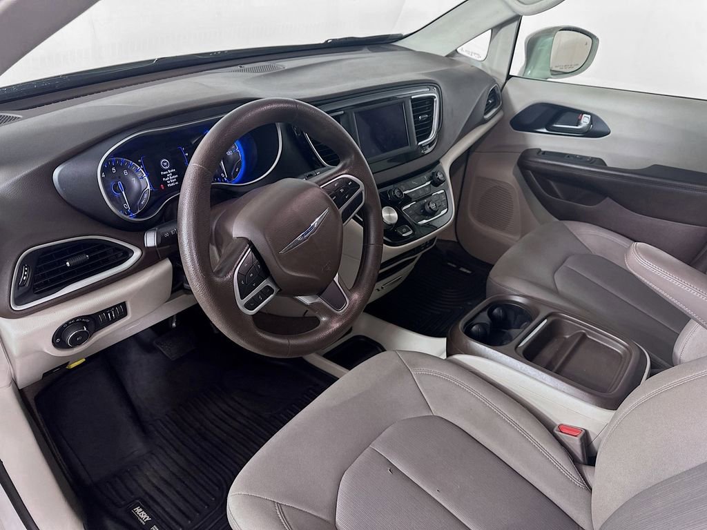 Used 2020 Chrysler Pacifica Touring image 29