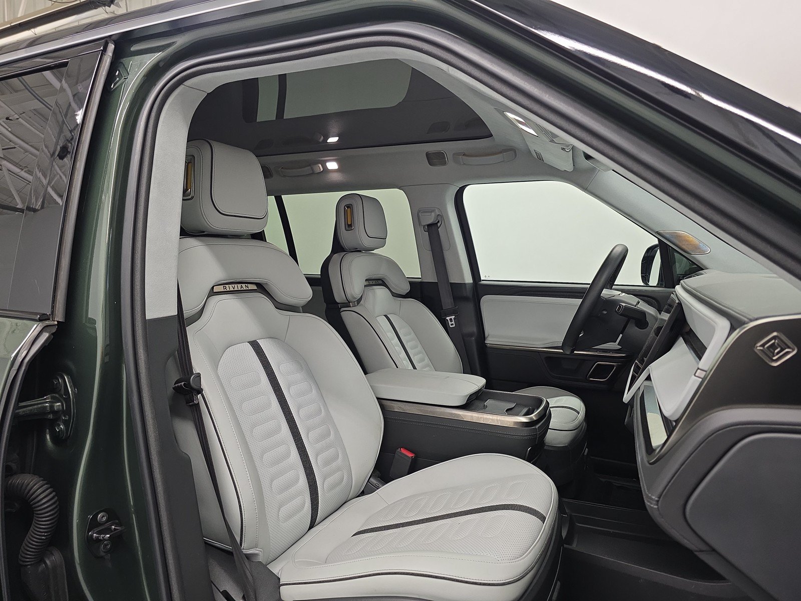 Used 2024 Rivian R1S Adventure AWD/4WD image 24