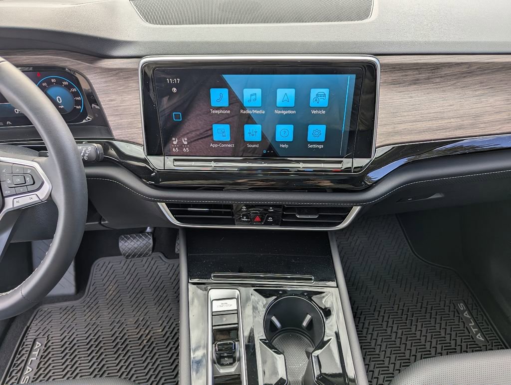 Used 2025 Volkswagen Atlas SEL AWD/4WD image 17