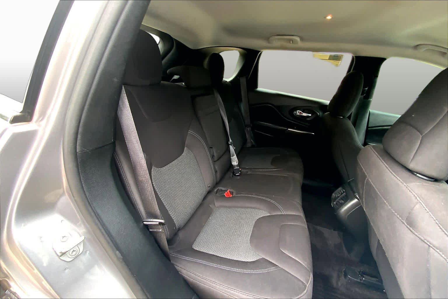 Used 2019 Jeep Cherokee Latitude w/ Popular Appearance Group FWD image 20