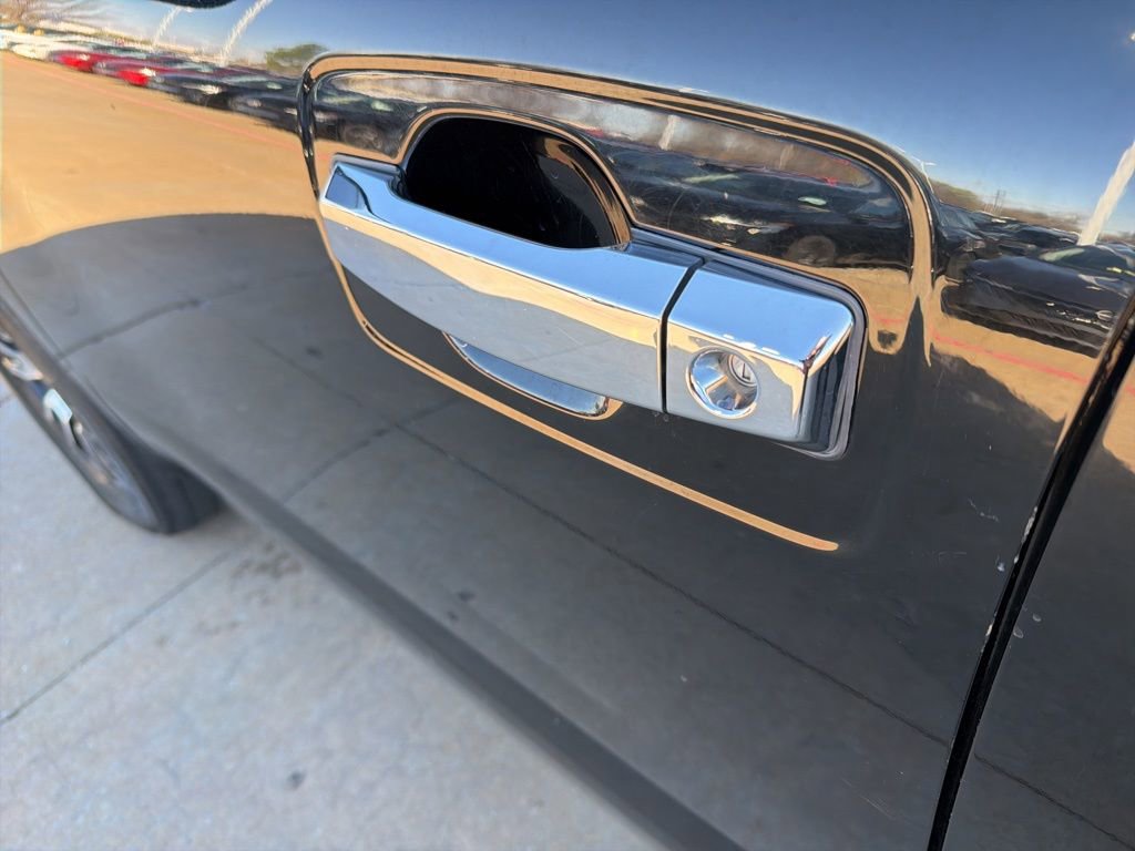 Used 2021 Nissan Titan SV AWD/4WD image 10