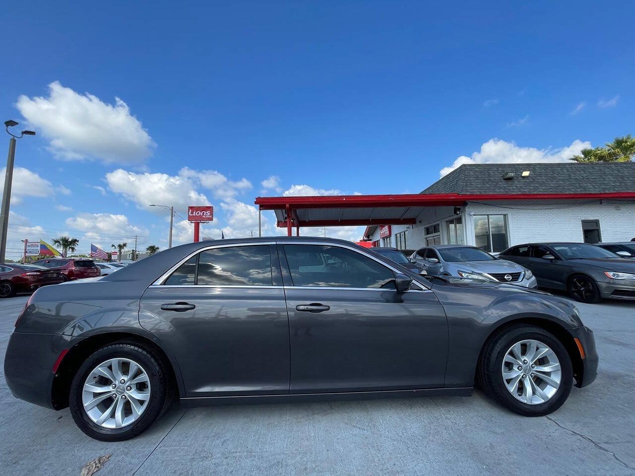 Used 2016 Chrysler 300 Limited RWD image 17