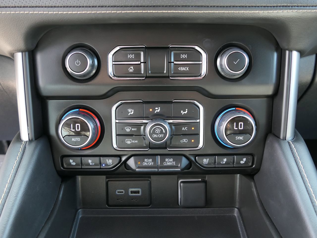 Used 2024 Chevrolet Suburban Premier image 21