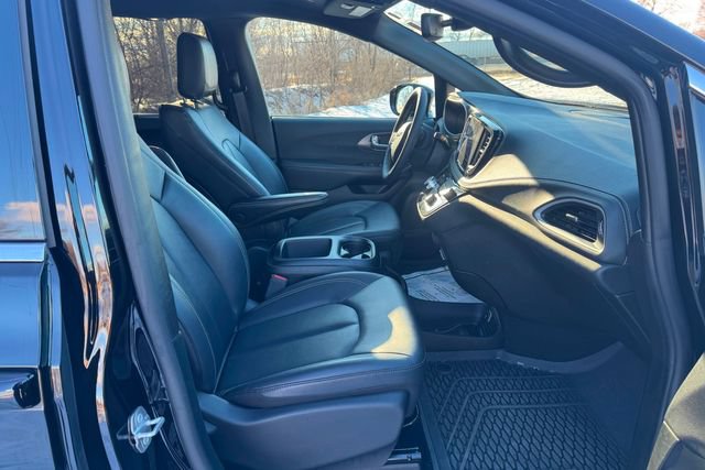 Used 2025 Chrysler Pacifica Select AWD/4WD image 16
