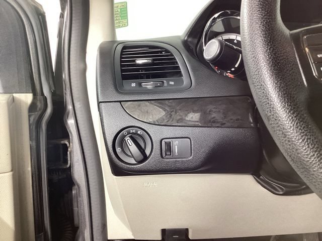 Used 2020 Dodge Grand Caravan SE FWD image 12