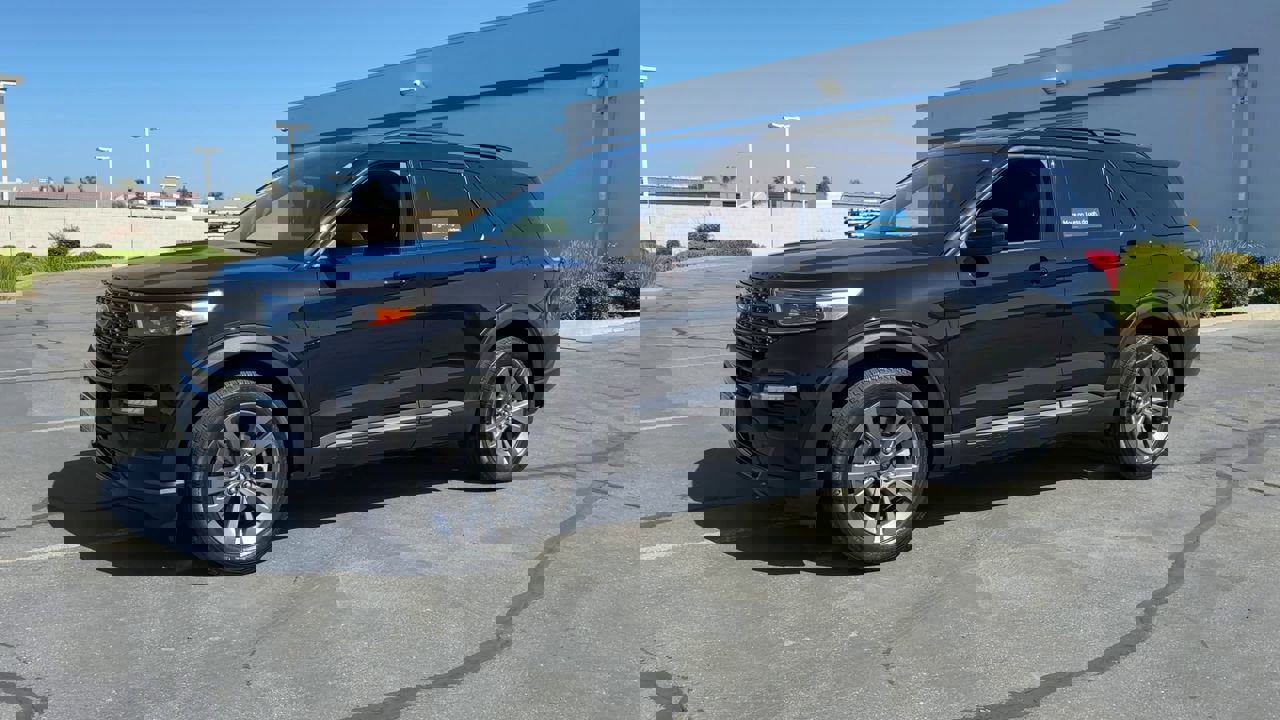 Used 2022 Ford Explorer XLT w/ Equipment Group 202A image 6