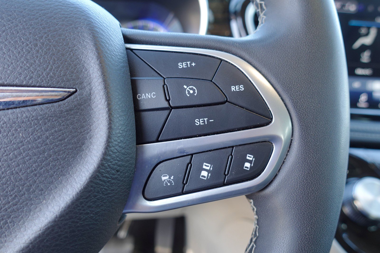 Used 2023 Chrysler Pacifica Limited image 16