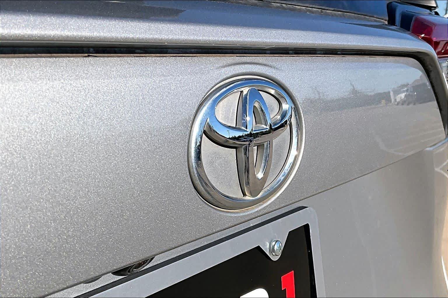 Used 2019 Toyota RAV4 LE FWD image 28