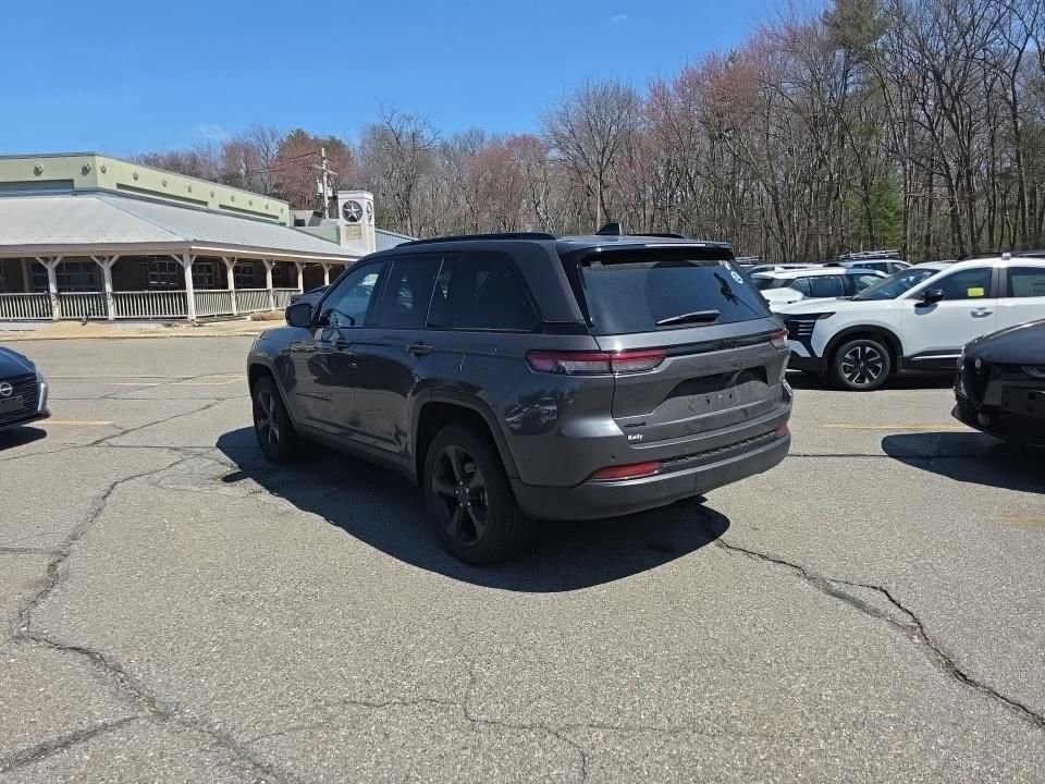 Used 2023 Jeep Grand Cherokee Altitude image 4