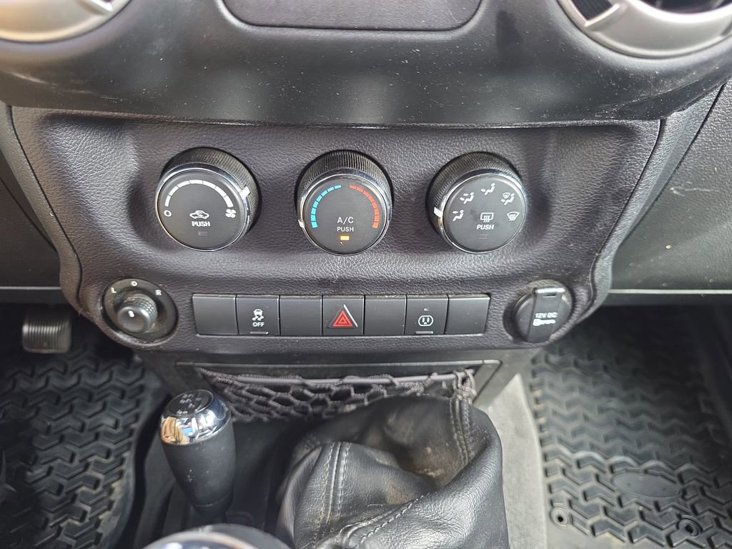 Used 2017 Jeep Wrangler Unlimited Rubicon w/ Connectivity Group image 26