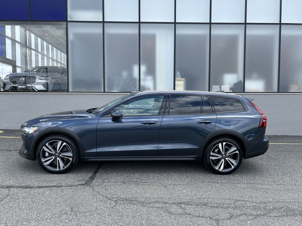 Certified 2023 Volvo V60 B5 Cross Country Plus AWD/4WD image 5