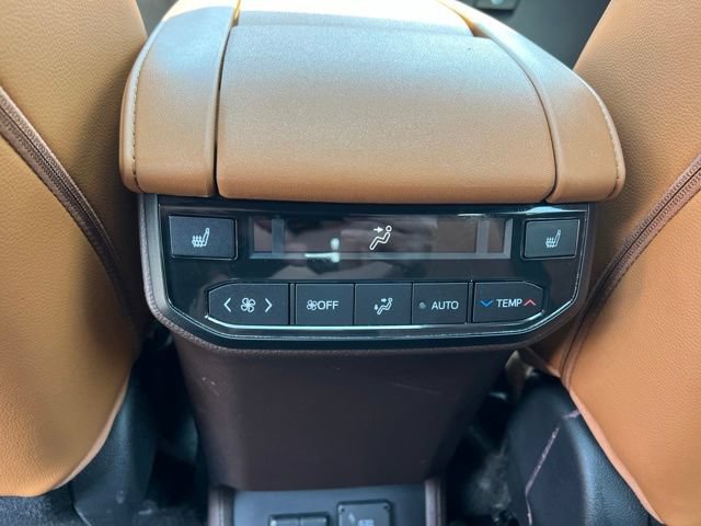 Used 2022 Toyota Highlander Platinum AWD/4WD image 32