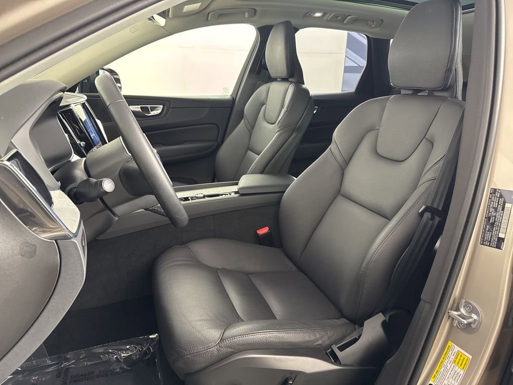 Used 2025 Volvo XC60 B5 Plus image 26