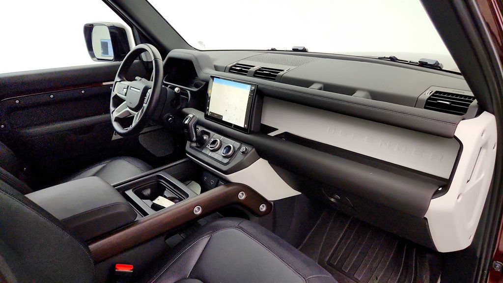 Used 2024 Land Rover Defender 130 X-Dynamic SE AWD/4WD image 27