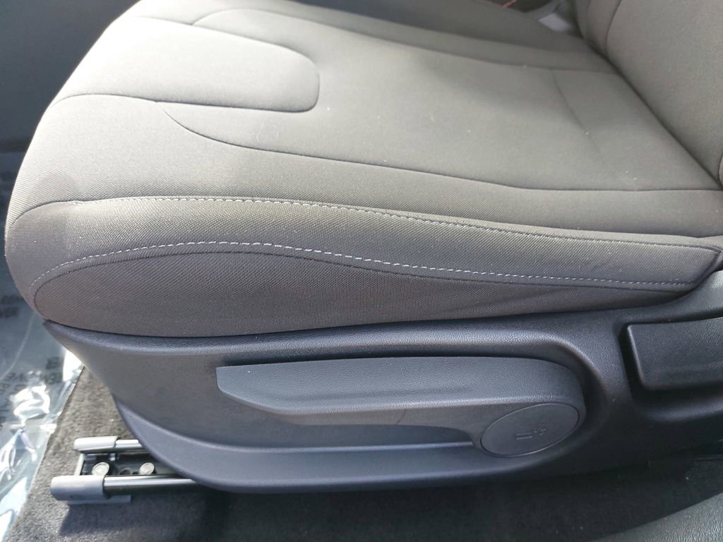 Certified 2025 Hyundai Elantra SEL w/ Cargo Package image 28