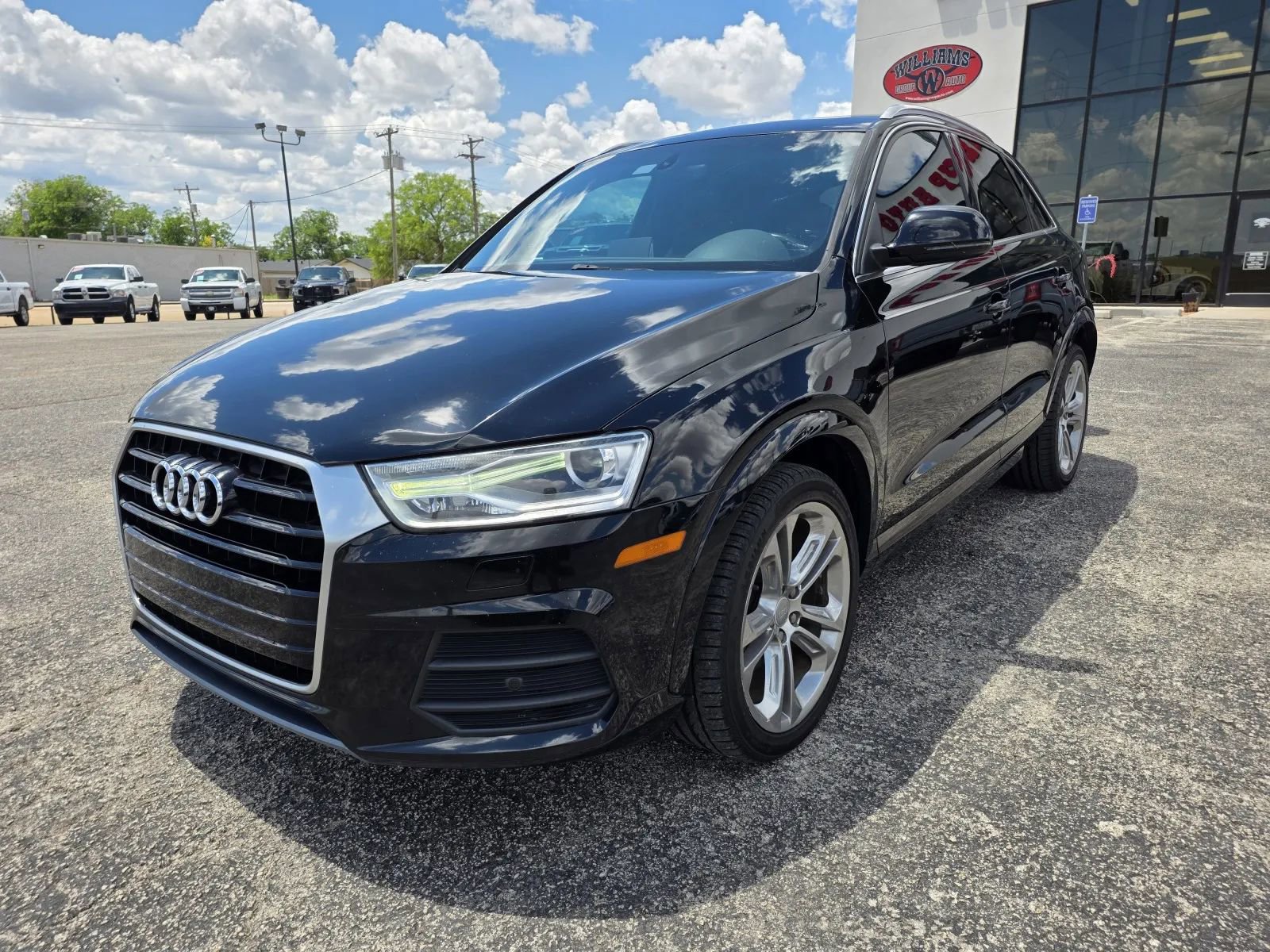 Used 2017 Audi Q3 2.0T Premium Plus w/ Premium Plus Package FWD image 3
