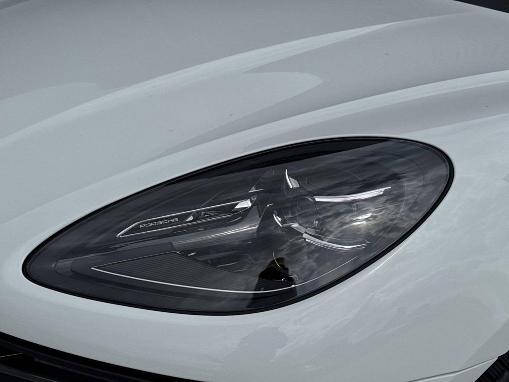 Certified 2025 Porsche Macan image 7