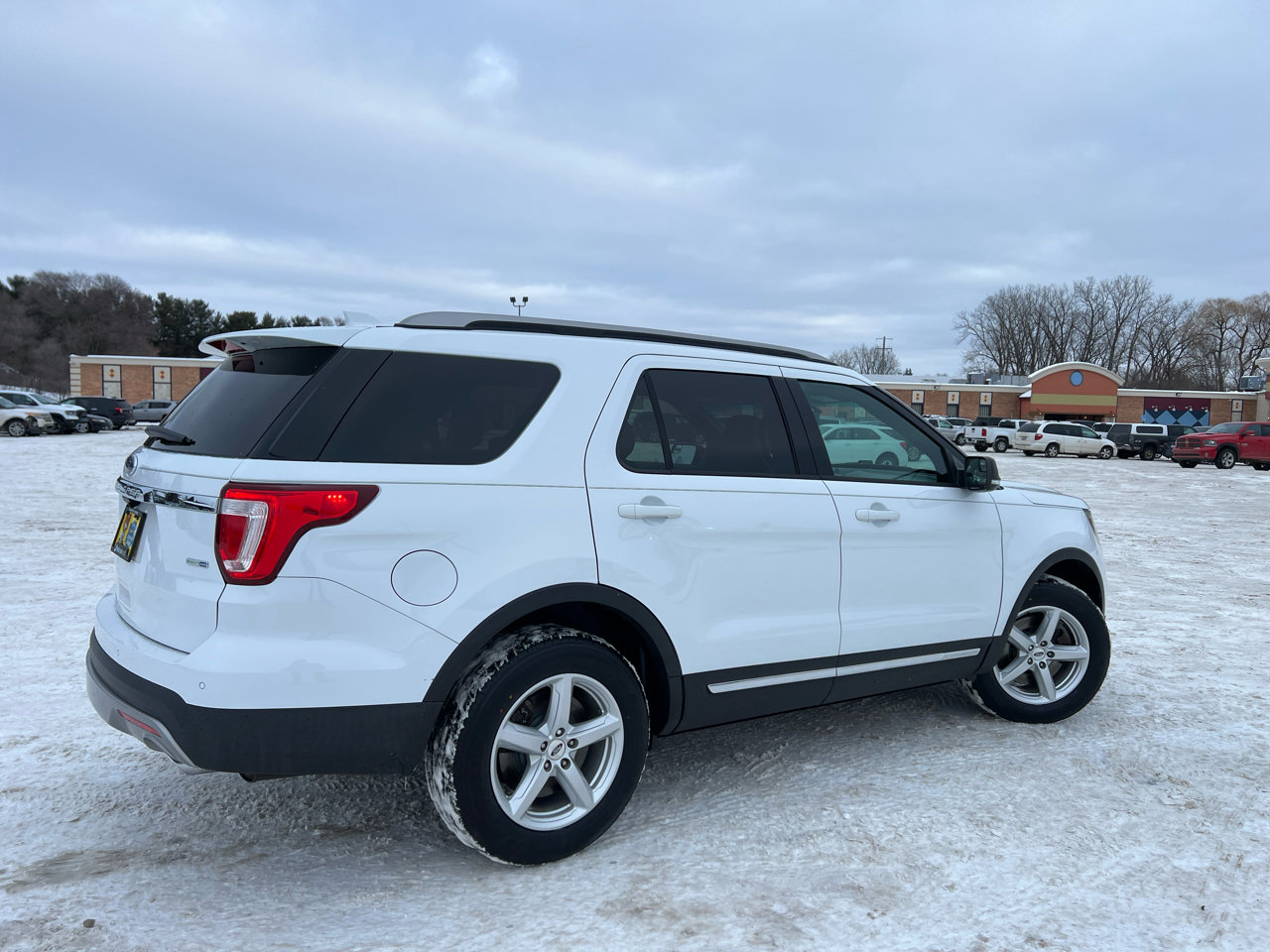 Used 2016 Ford Explorer XLT w/ Equipment Group 202A image 9