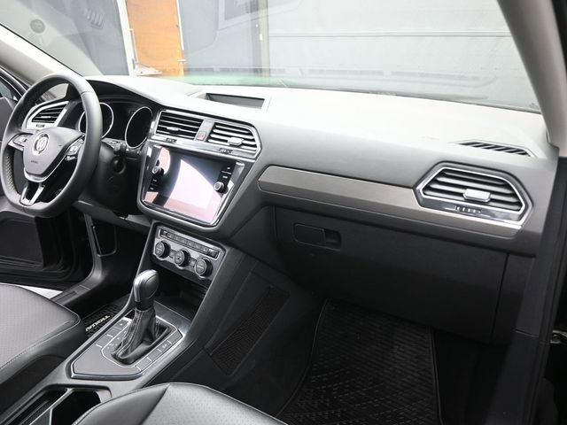Used 2021 Volkswagen Tiguan SE w/ Panoramic Sunroof Package FWD image 27