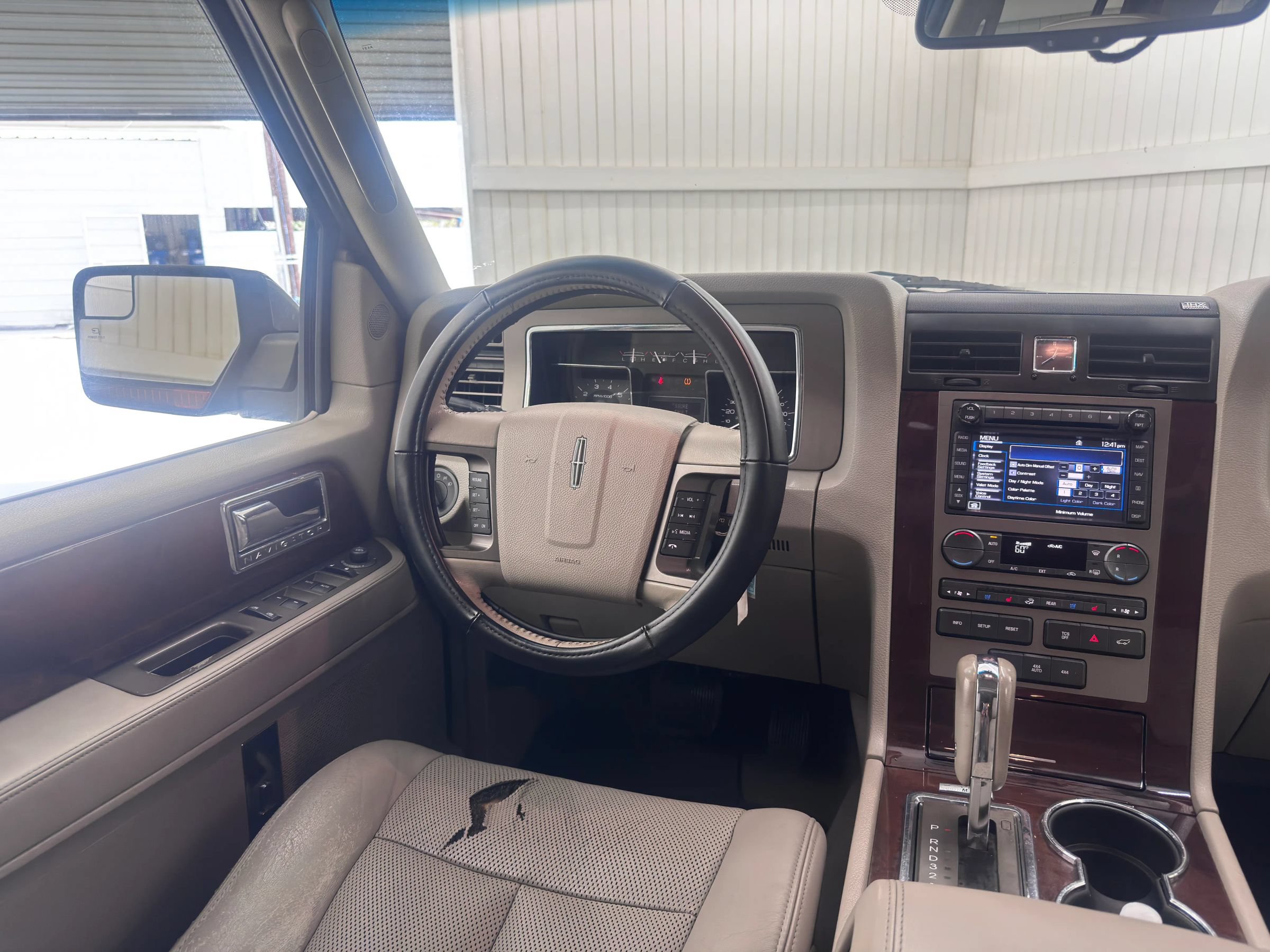 Used 2014 Lincoln Navigator 4WD image 16