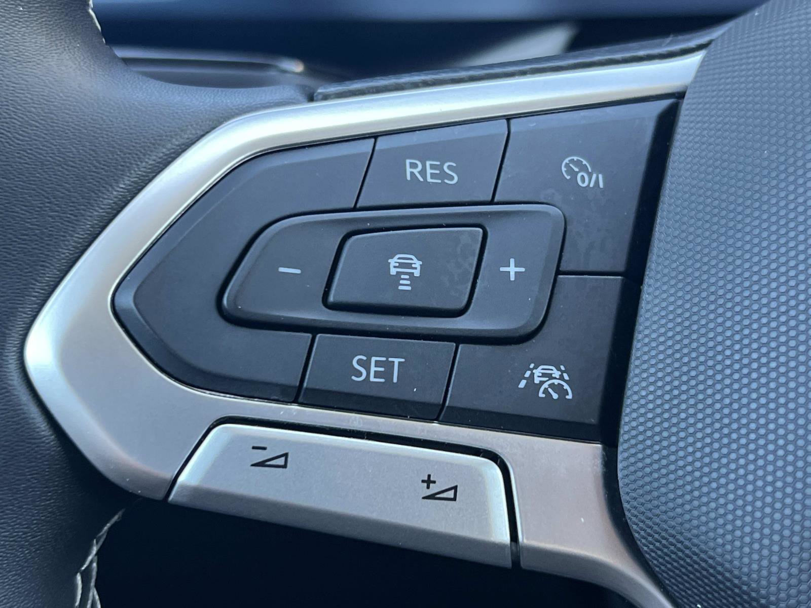 Certified 2023 Volkswagen Taos SE w/ Black Wheel Package image 9