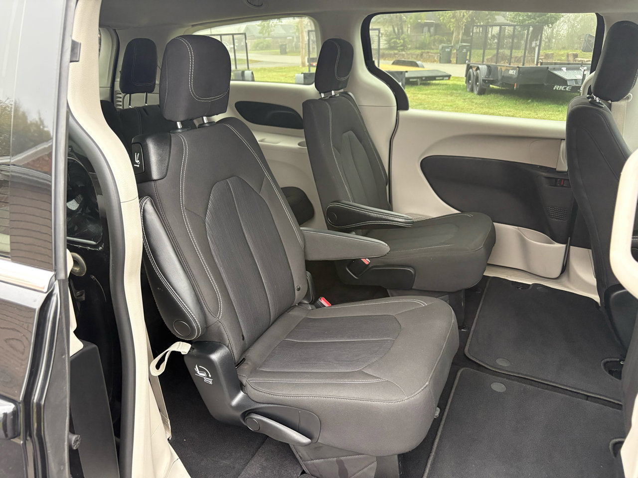 Used 2022 Chrysler Voyager LX image 26