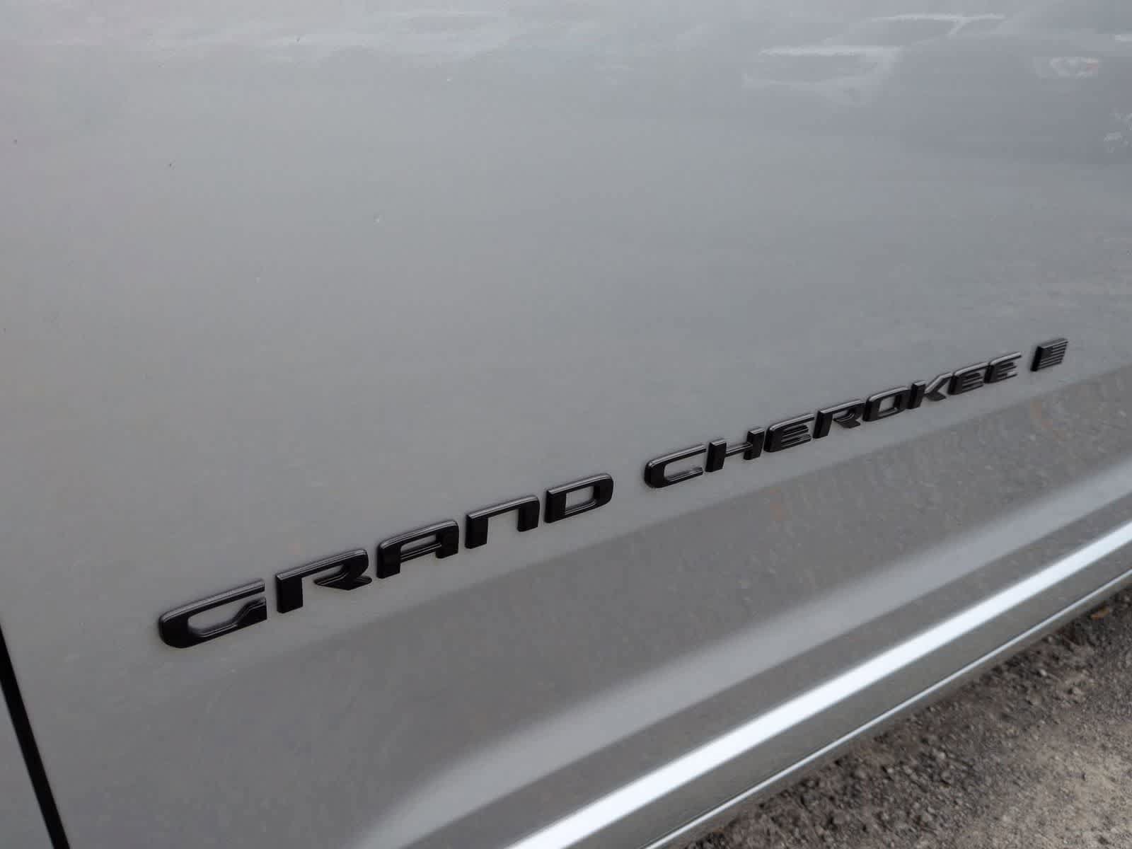 New 2025 Jeep Grand Cherokee Summit w/ Obsidian Package AWD/4WD image 12