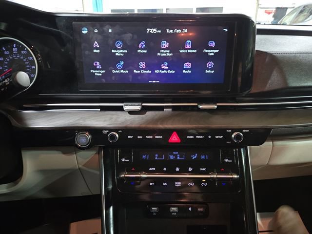 Used 2022 Kia Carnival EX image 25