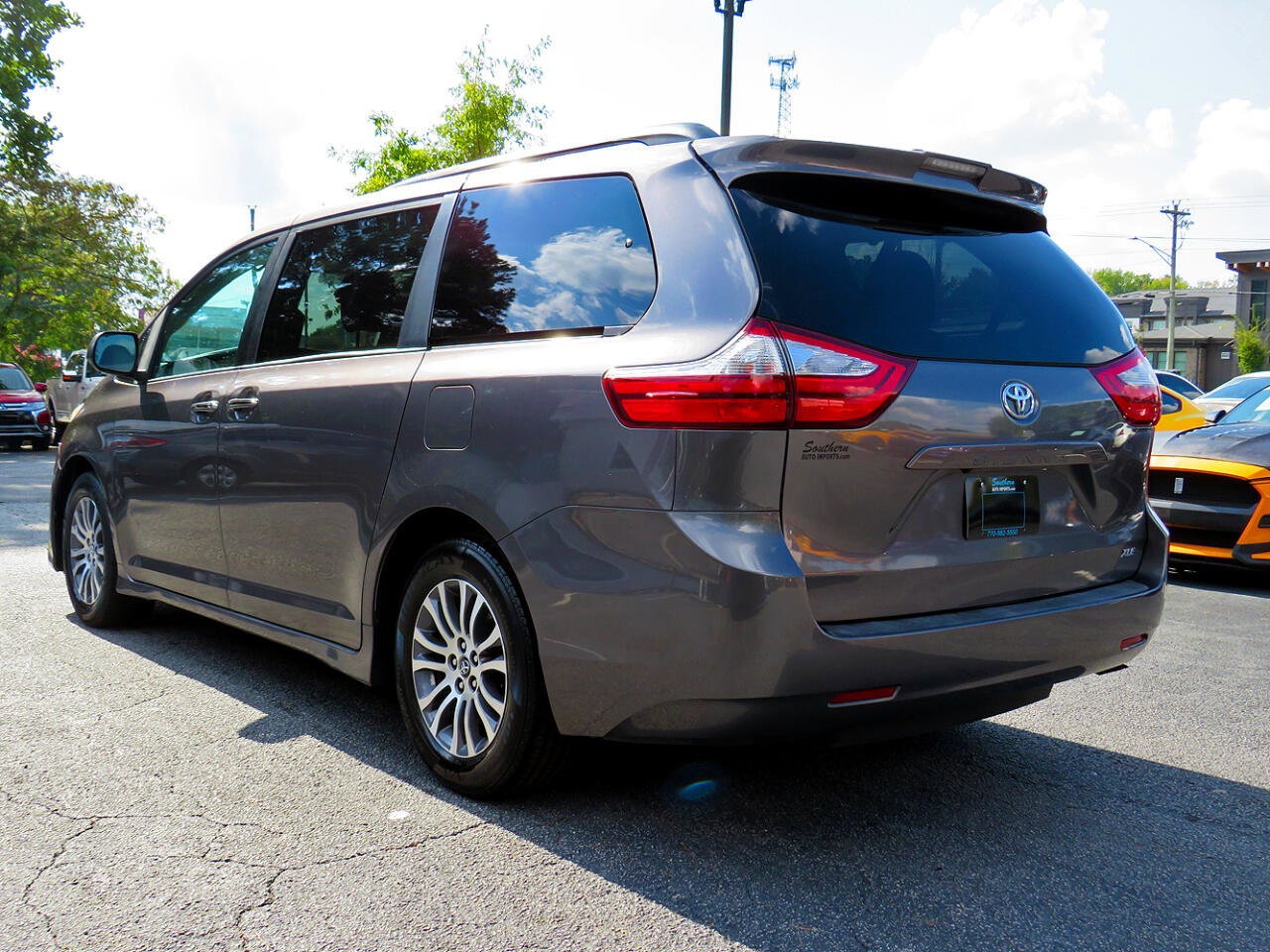 Used 2018 Toyota Sienna XLE image 9