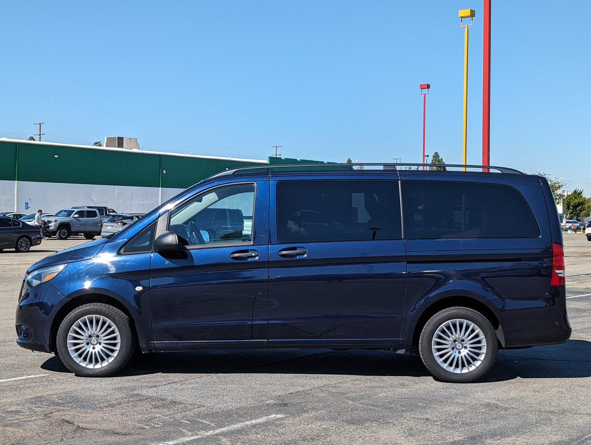 Used 2017 Mercedes-Benz Metris Long Passenger Mini Van image 4
