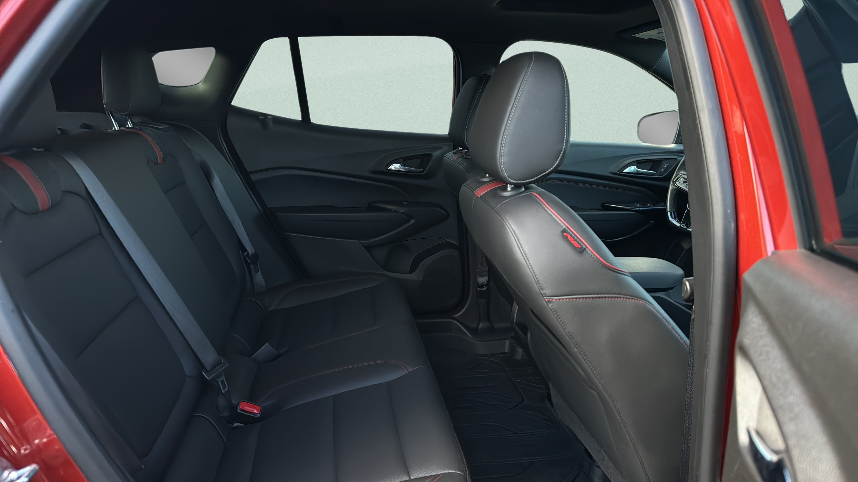 Used 2024 Chevrolet Trax RS w/ Sunroof Package FWD image 28