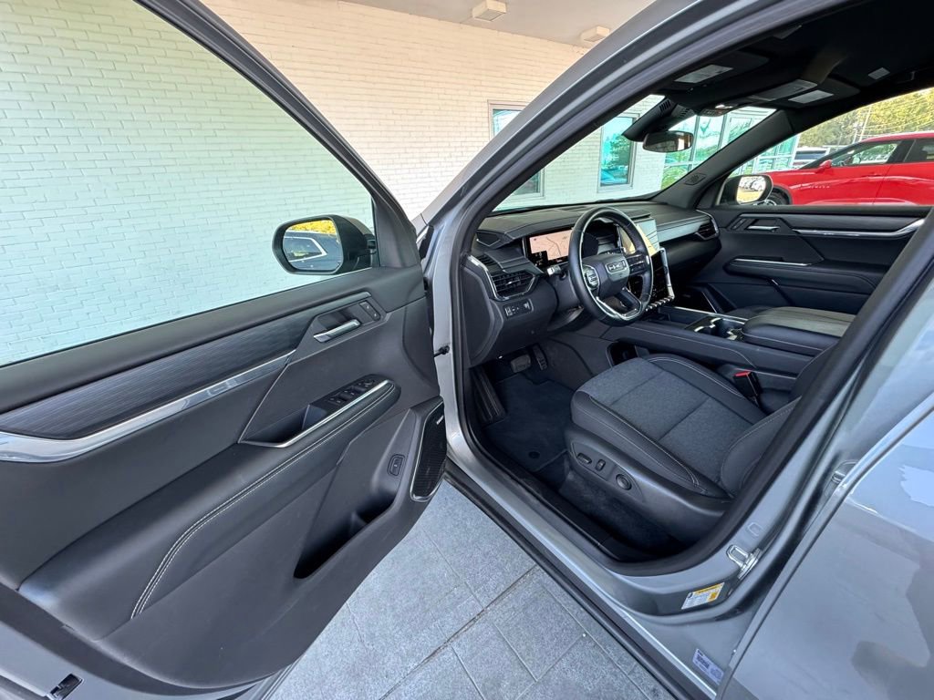 Used 2025 GMC Acadia Elevation image 11