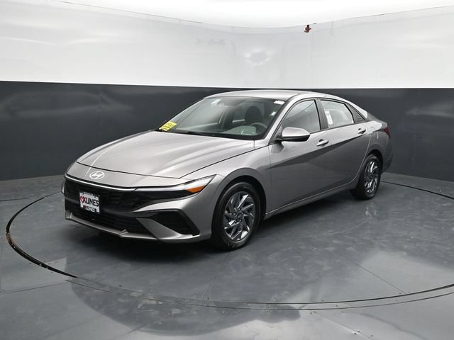 Used 2024 Hyundai Elantra SEL FWD image 3