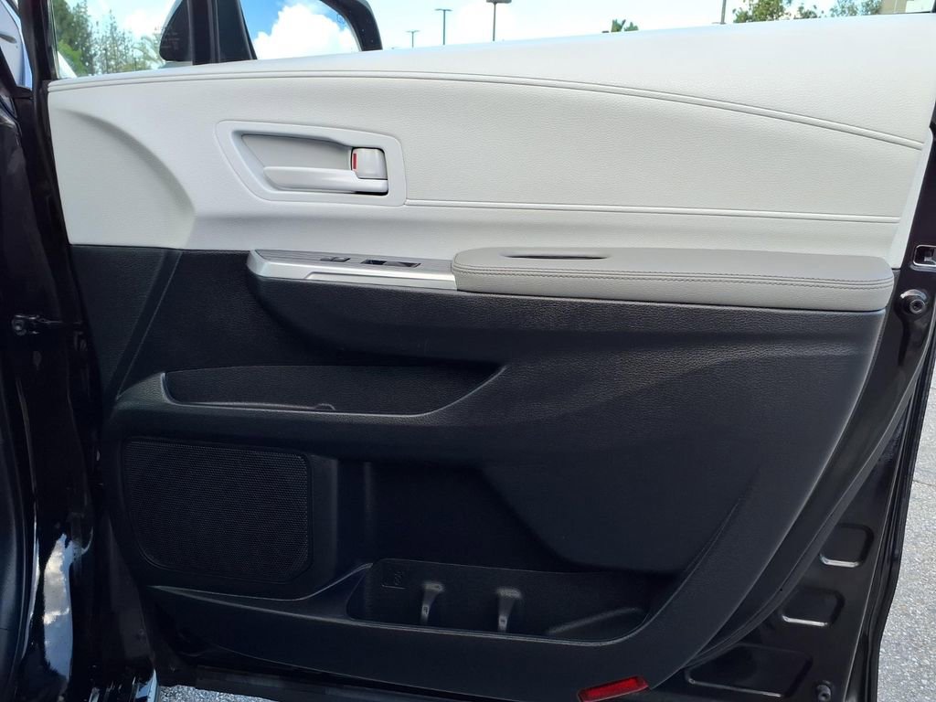 Used 2025 Toyota Sienna LE image 23