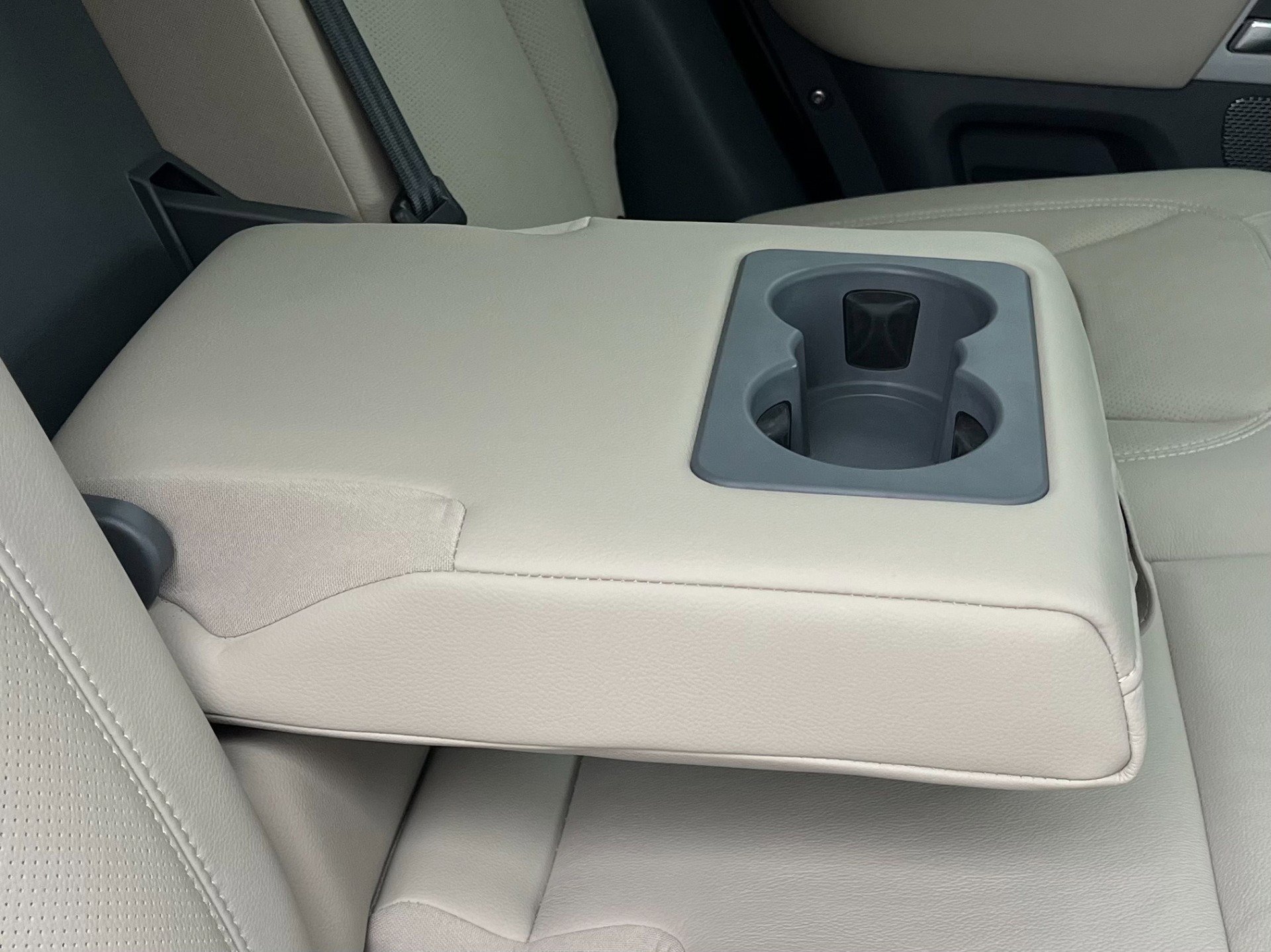 Used 2024 Land Rover Defender 110 SE image 24