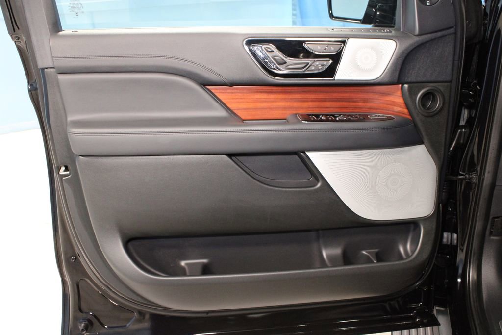 Used 2024 Lincoln Navigator L Reserve image 5