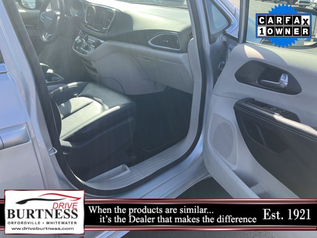 Used 2024 Chrysler Pacifica Touring-L FWD image 15