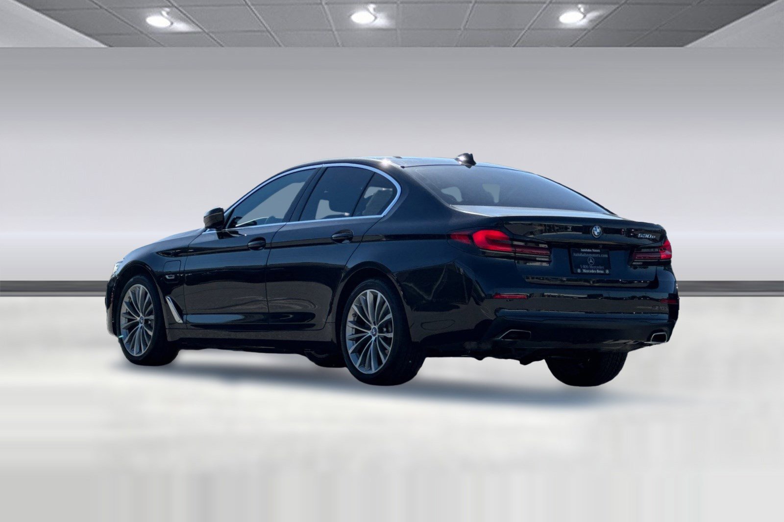 Used 2023 BMW 530e w/ Convenience Package image 3