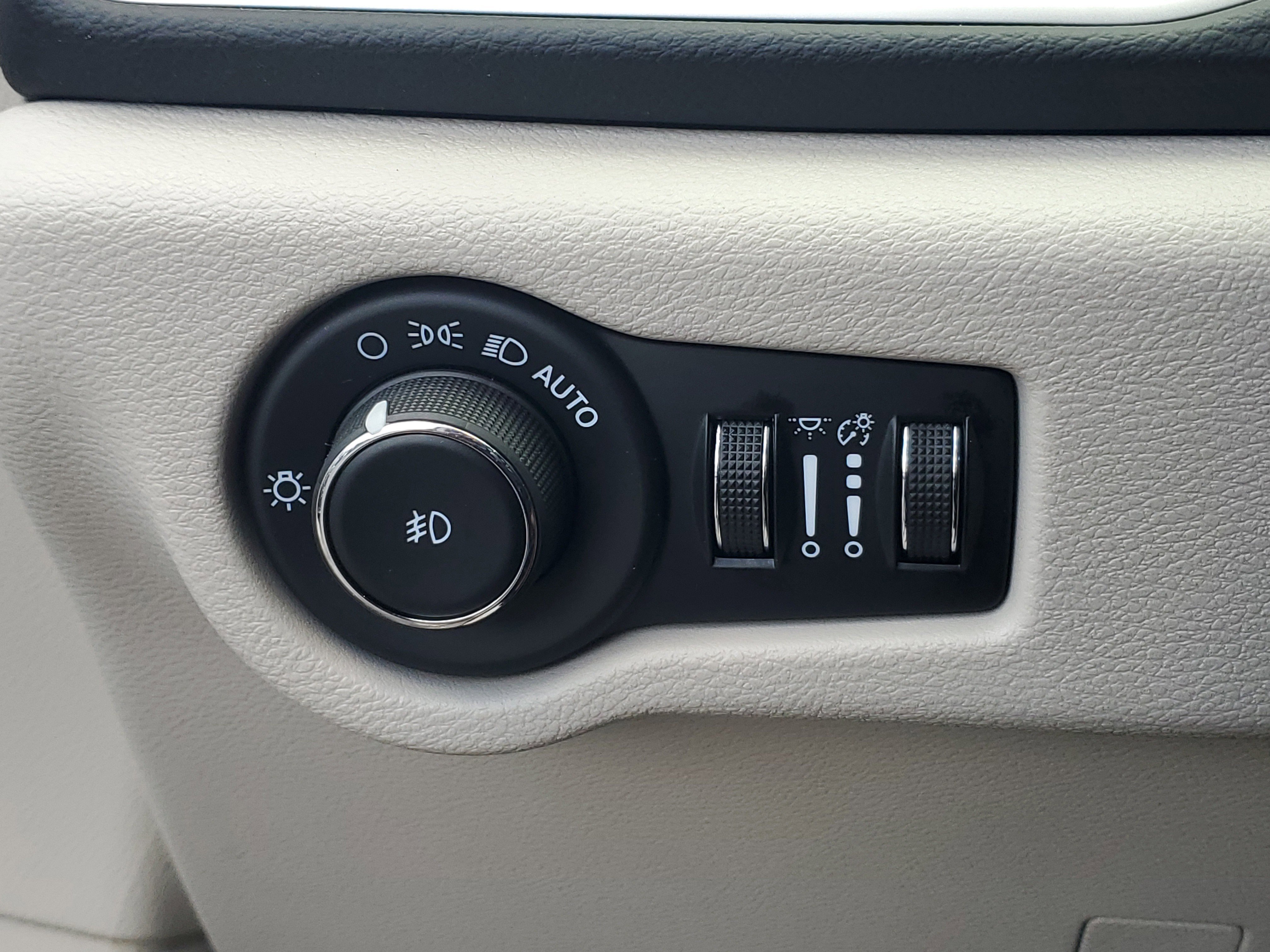 Used 2023 Chrysler Pacifica Touring-L FWD image 15