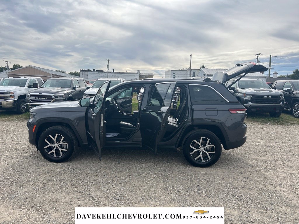 Used 2024 Jeep Grand Cherokee Limited w/ Trailer Tow Package AWD/4WD image 11